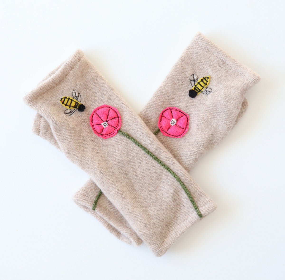 Pink cashmere gloves with stitched daisy